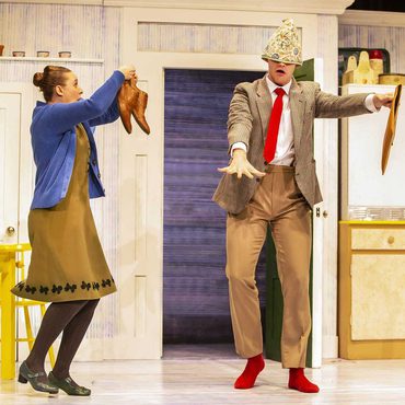 Ellie Shove (Mummy), Joseph Saunders (Daddy/Milkman/Postman/Tiger)