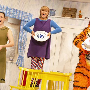 Ellie Shove (Mummy), Tia Bunce (Sophie), Joseph Saunders (Daddy/Milkman/Postman/Tiger)