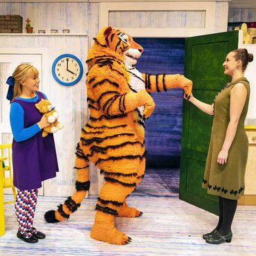 Tia Bunce (Sophie), Joseph Saunders (Daddy/Milkman/Postman/Tiger), Ellie Shove (Mummy)